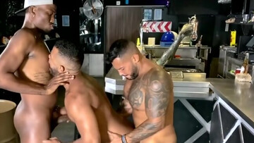 Muscular men swap the tight ass together in restless anal threesome