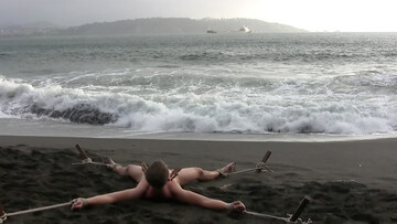 Hot guys Mike Martin and Micah Andrews: get off on the beach