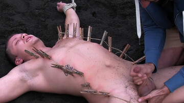 Hot guys Mike Martin and Micah Andrews: get off on the beach