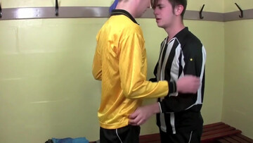 Ref wants that throbbing meat pole in his slutty ass