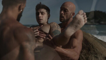 Appealing men fuck by the rocks in outdoor threesome and share great details