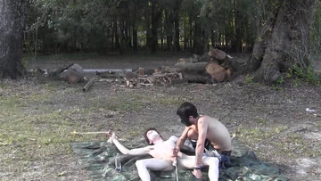 Outdoor zapping session from a twink in skinny jeans