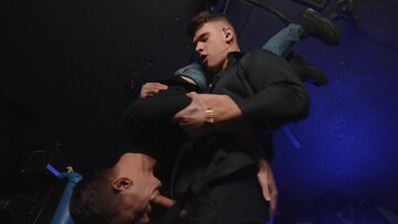 Bodyguard bang with a hot guy who takes it up the ass