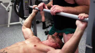 Facesitting and rimjobs: two dudes at the local gym