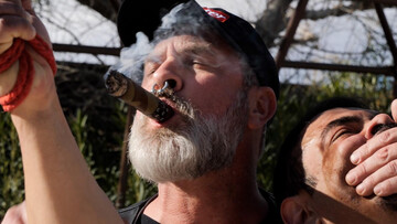 Erotic maledom in sunny scenes for a curvy male slave with high endurance